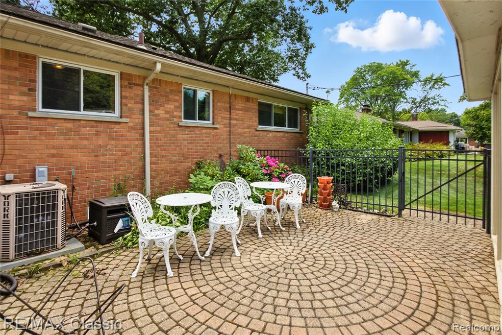 415 Booth Road, Troy, MI 48085 — Photo 30