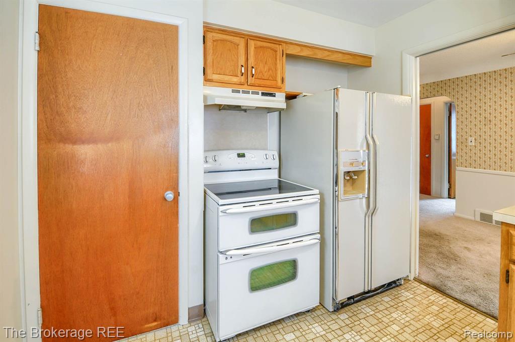 802 W HEMPHILL Road, Flint, MI 48507 — Photo 13