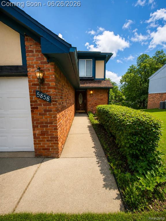 5858-5860 Niles Drive, Troy, MI 48098 — Photo 2