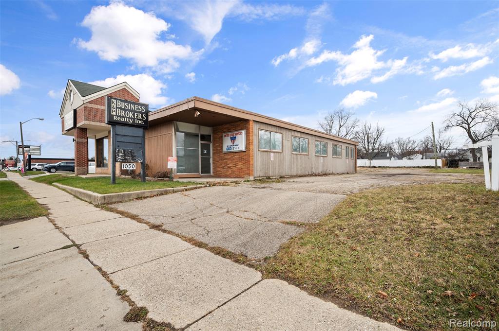 1050 W HURON Street, Waterford, MI 48328