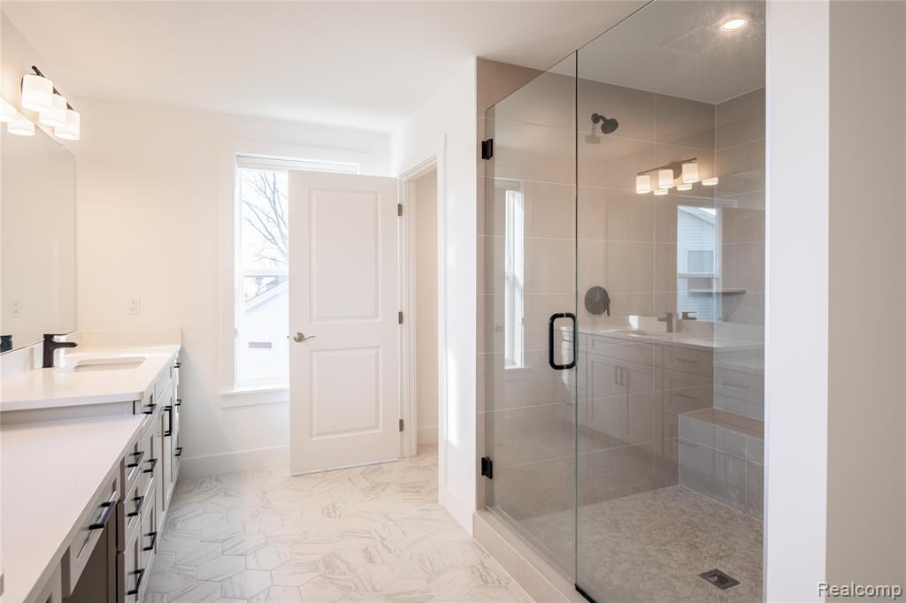 5556 Hobart Court, West Bloomfield, MI — Photo 27