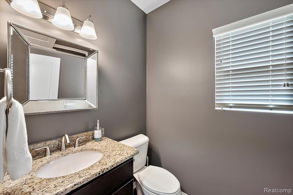 4366 S Lake Lane, Shelby Twp, MI 48316 — Photo 18