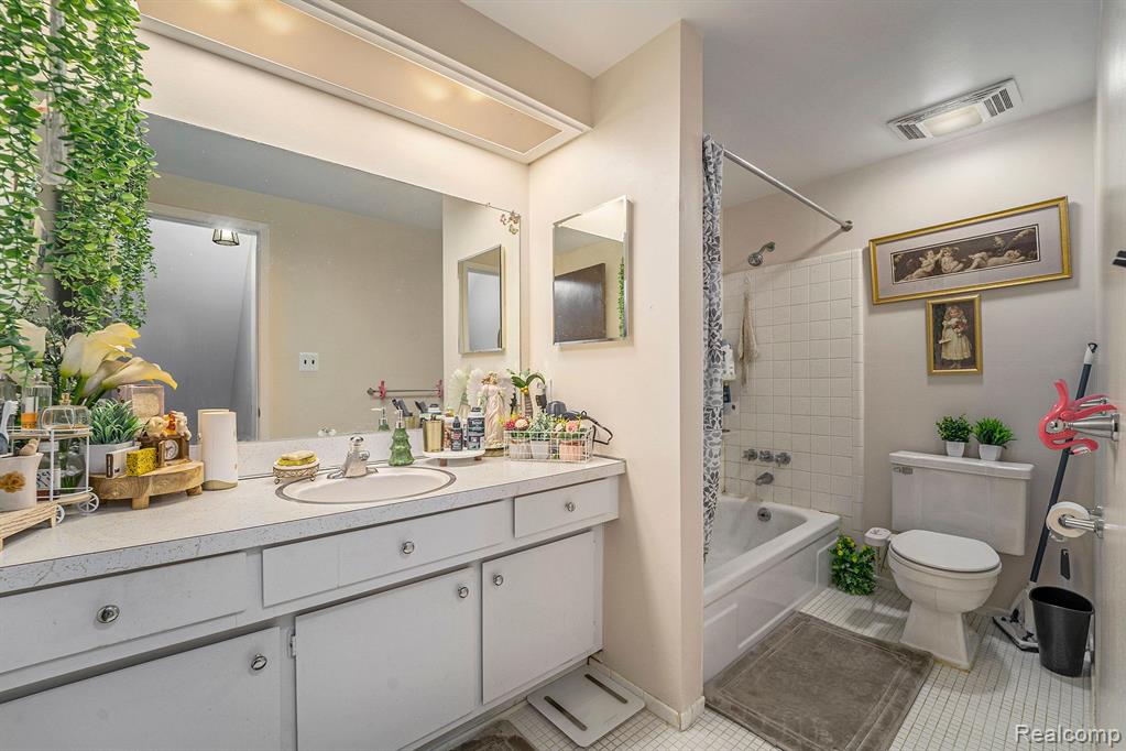 29972 CITY CENTER Drive, 3, Warren, MI 48093 — Photo 16