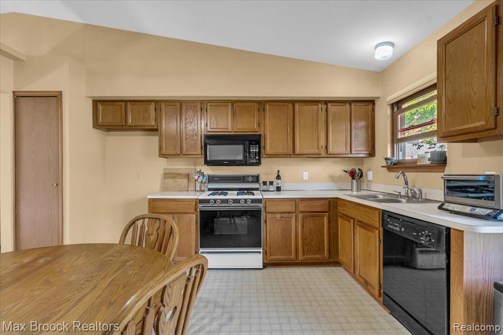 47685 Jefferson Avenue, Chesterfield, MI 48047 — Photo 11