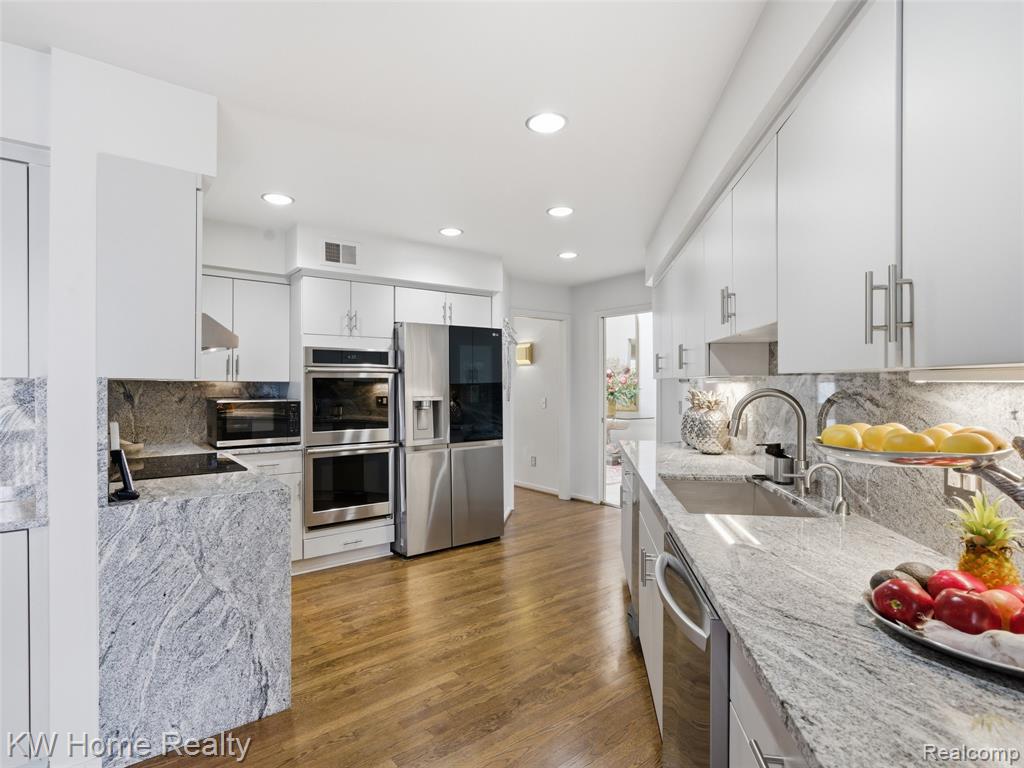4749 Tara Court, West Bloomfield, MI 48323 — Photo 32