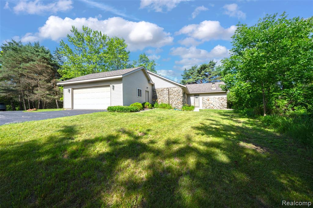 5370 Whipple Lake Road, Clarkston, MI 48348 — Photo 32