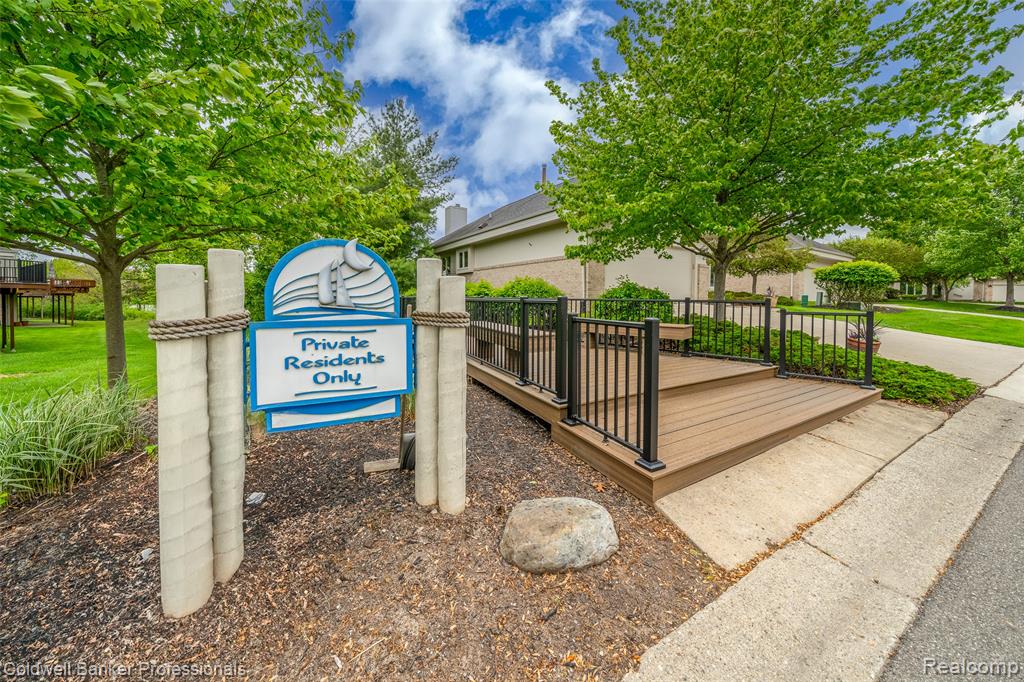 6560 Pleasant Lake Court, 11, West Bloomfield, MI — Photo 3
