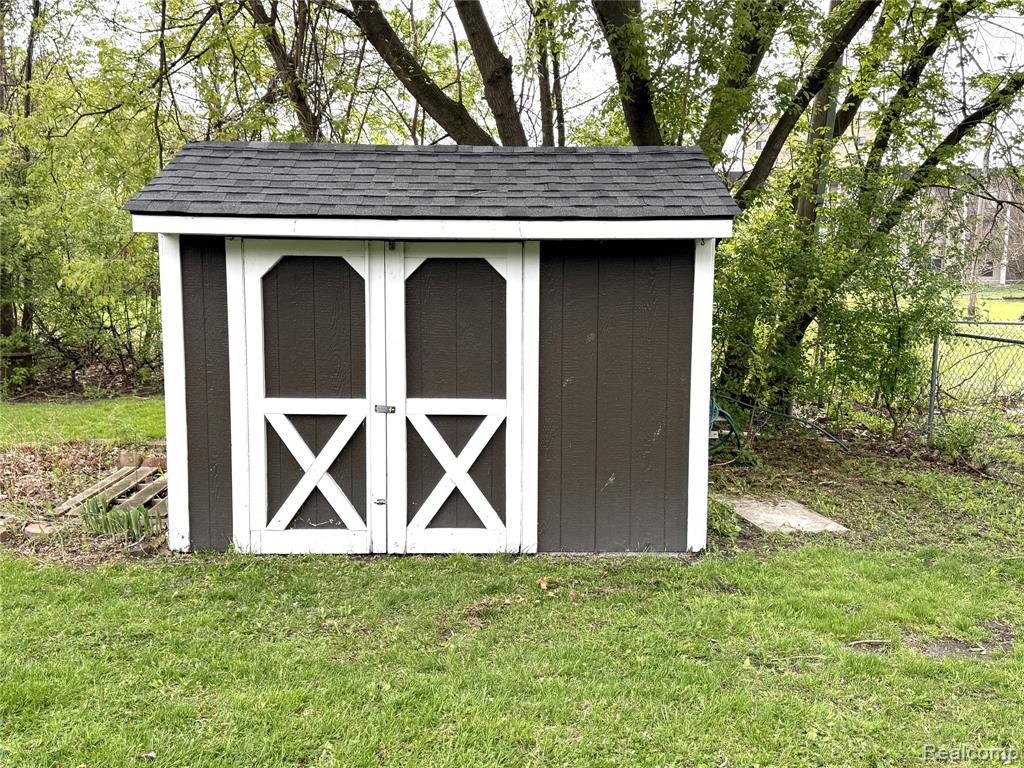27860 Park Court, Madison Heights, MI 48071 — Photo 30