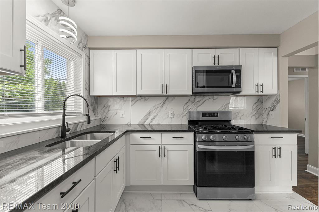 4652 Raymond Avenue, Dearborn Heights, MI 48125 — Photo 13