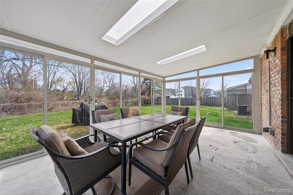 30110 Manor Drive, Madison Heights, MI 48071 — Photo 16