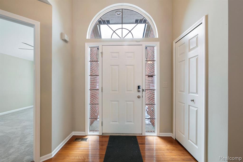 671 Woodhaven Drive, Commerce Twp, MI 48390 — Photo 4