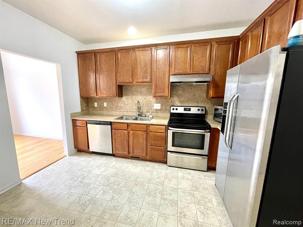 41261 N MAPLEWOOD Drive, Canton, MI 48187 — Photo 7