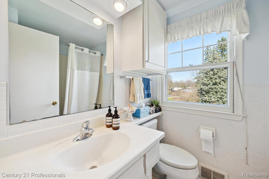 4538 COMANCHE Drive, Okemos, MI 48864 — Photo 23
