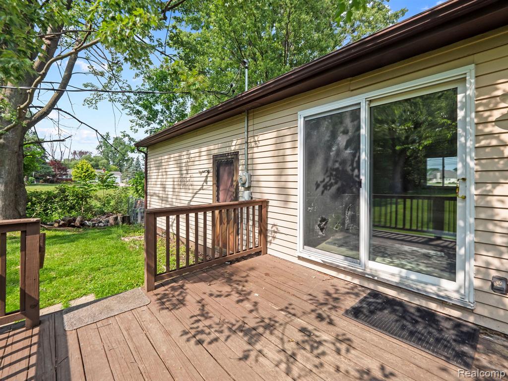 43667 DEQUINDRE Road, Troy, MI 48085 — Photo 19