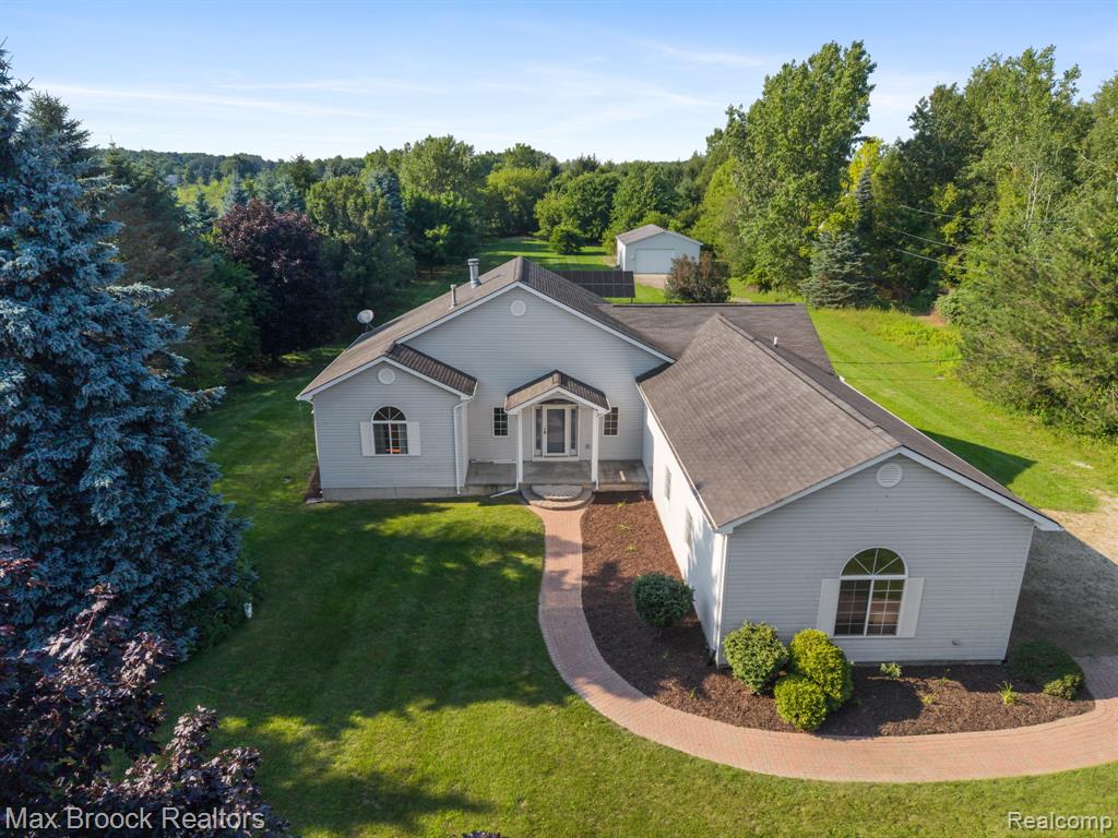 2165 Oakwood Road, Ortonville, MI 48462