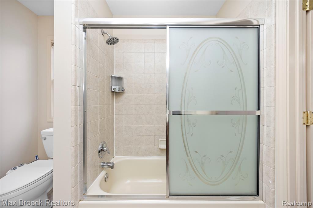 7083 Chatham Court, West Bloomfield, MI — Photo 60