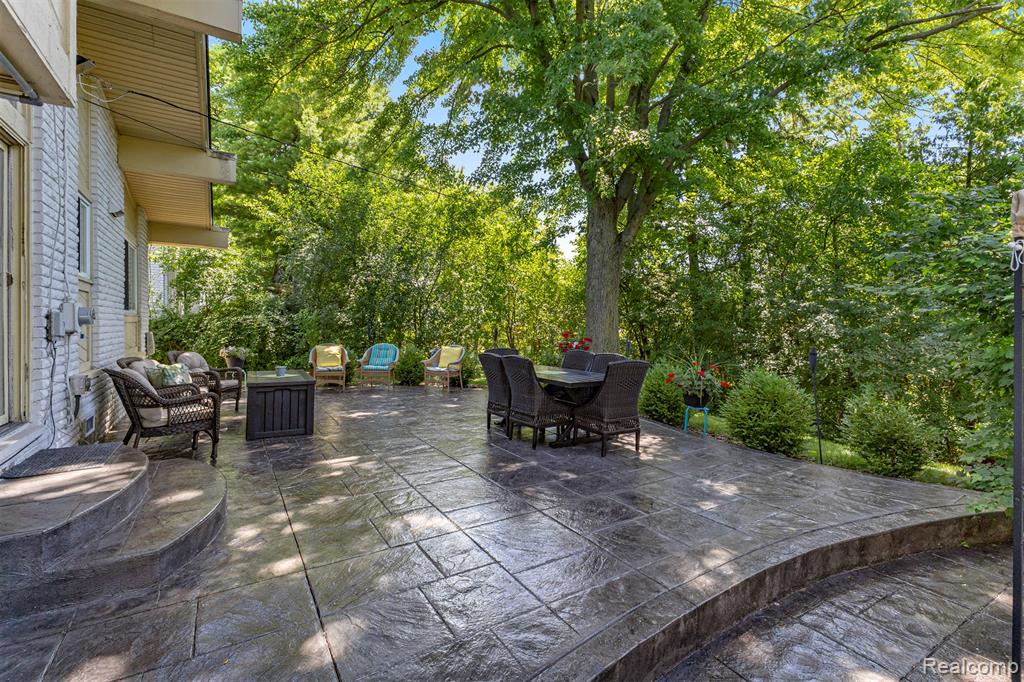 5589 Pembury, West Bloomfield, MI — Photo 51