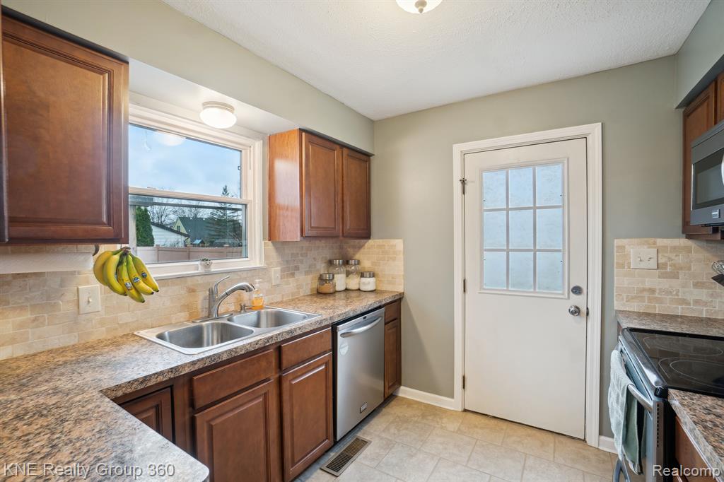830 TANAGER Trail, Howell, MI 48843 — Photo 11