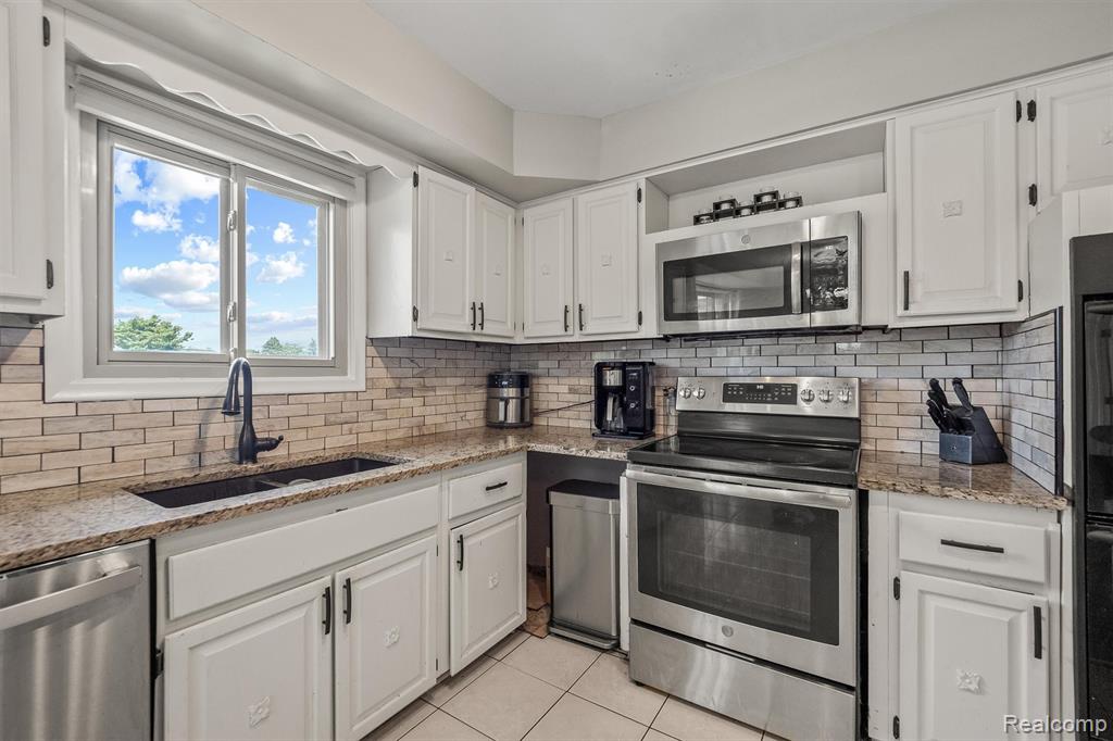 4041 TWIN LAKES Court, Shelby Twp, MI 48316 — Photo 13