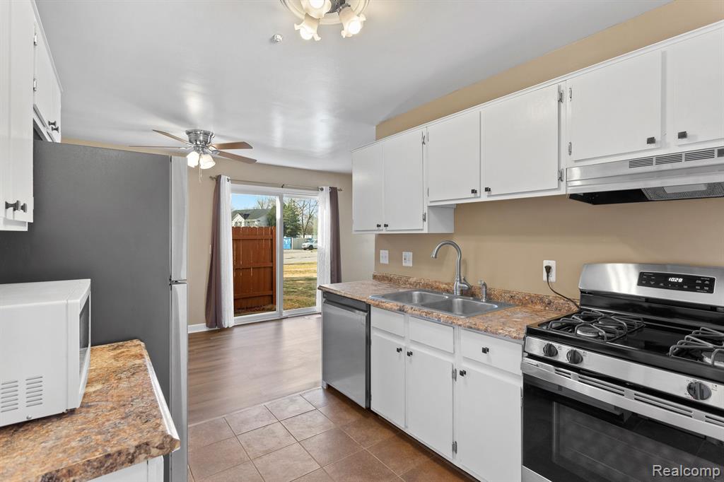 42562 SARATOGA Road, Canton, MI 48187 — Photo 6