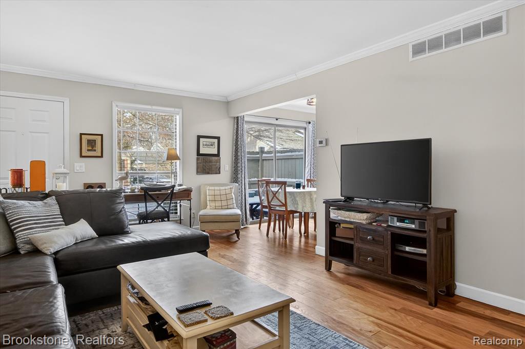 30 Pine Tree Ridge Drive, Waterford, MI, 48327