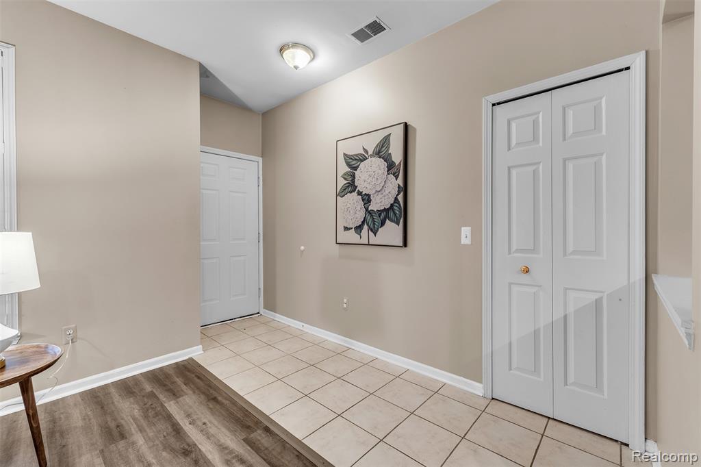 5589 TWIN OAKS Drive, Sterling Heights, MI 48314 — Photo 3
