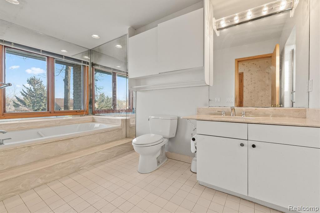 5322 Pond Bluff Drive, West Bloomfield, MI 48323 — Photo 28