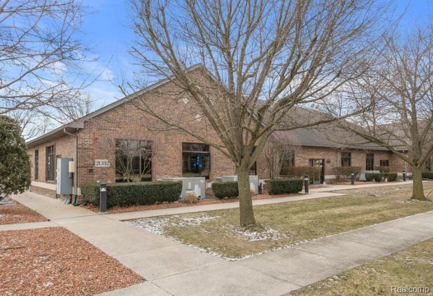 2032 E Square Lake Road, Troy, MI 48085