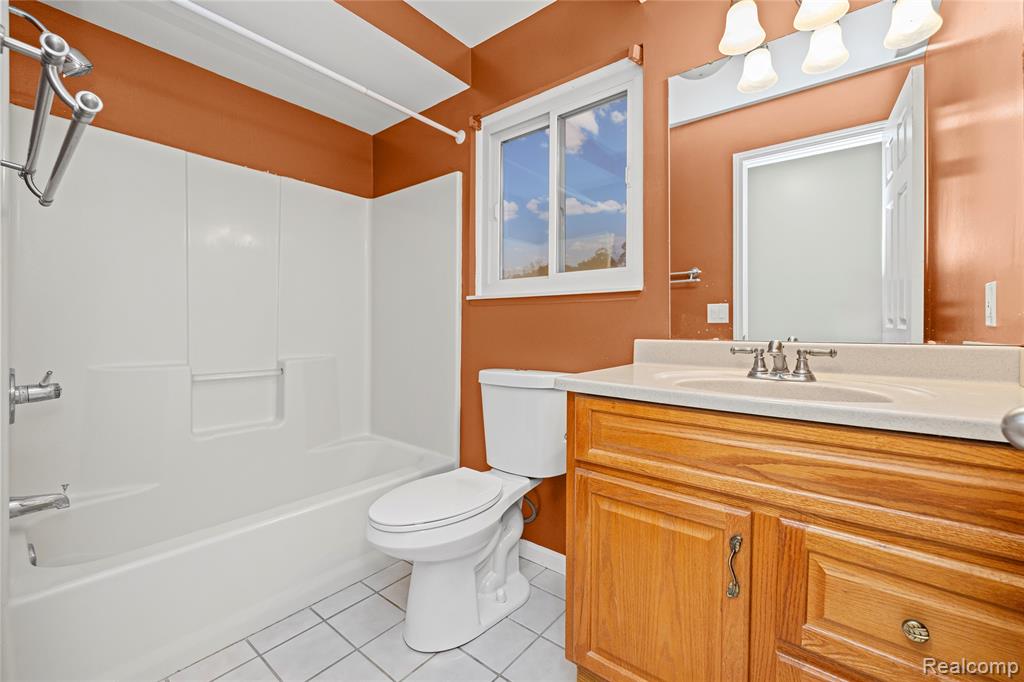 3977 Cresthaven Drive, Waterford, MI 48328 — Photo 12