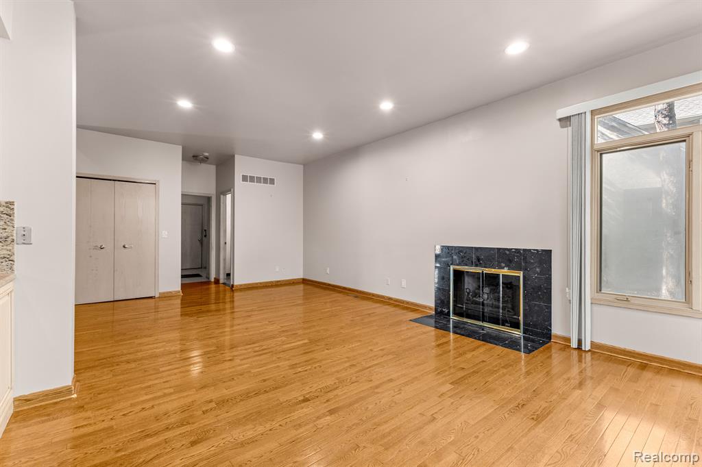 4 LEMINGTON, Dearborn, MI 48126 — Photo 33