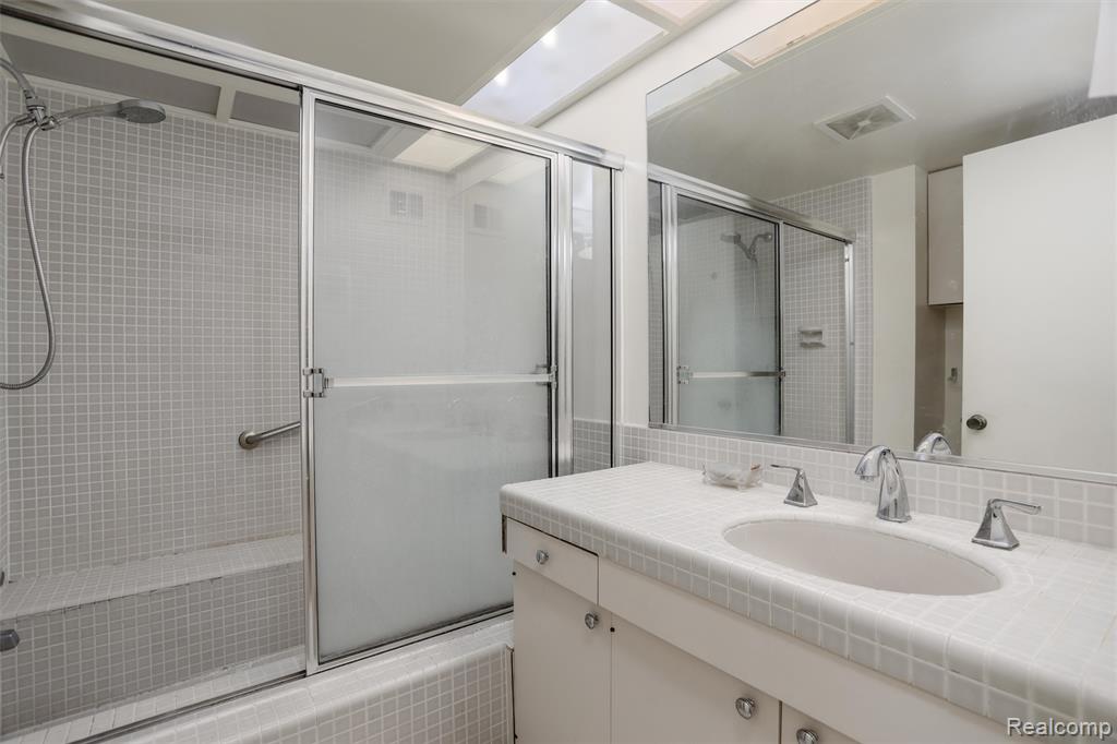 7273 Creeks Bend Court, West Bloomfield, MI — Photo 18