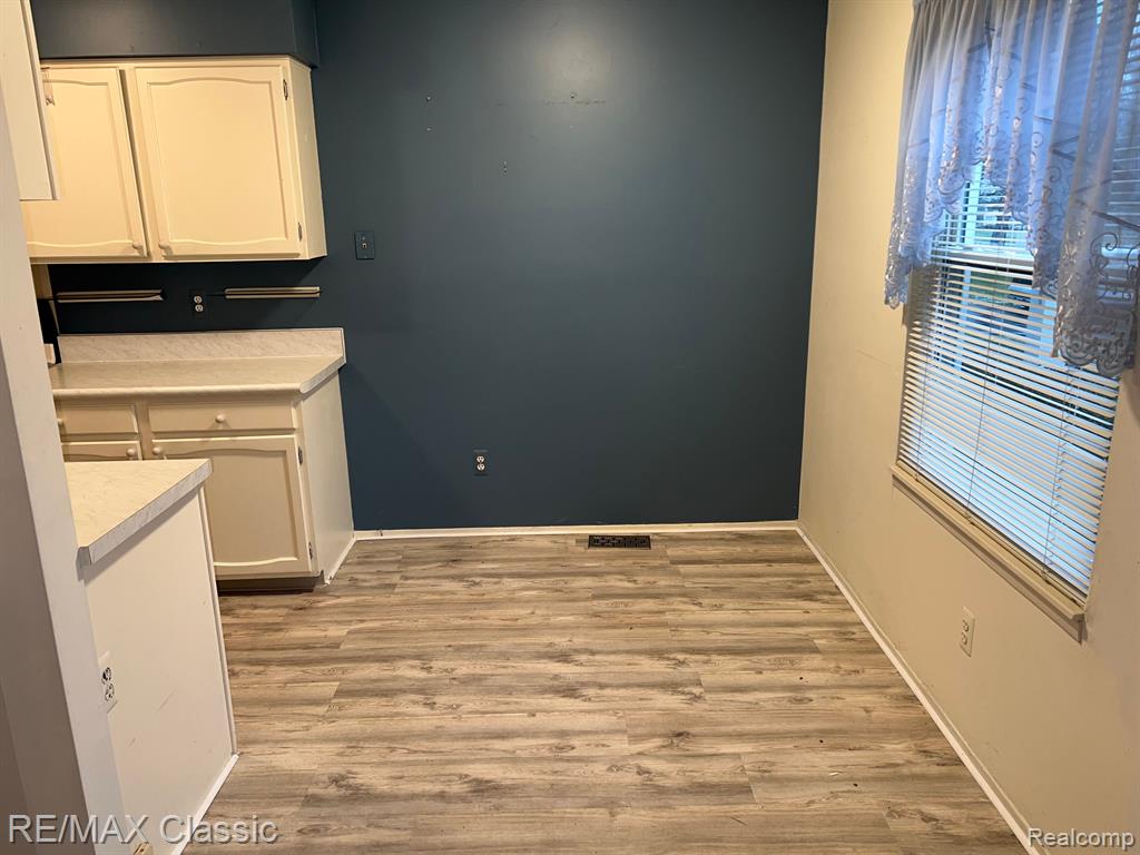 1445 HARBOR Drive, Walled Lake, MI 48390 — Photo 4