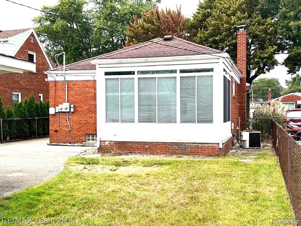 8252 DALE Street, Dearborn Heights, MI 48127 — Photo 16