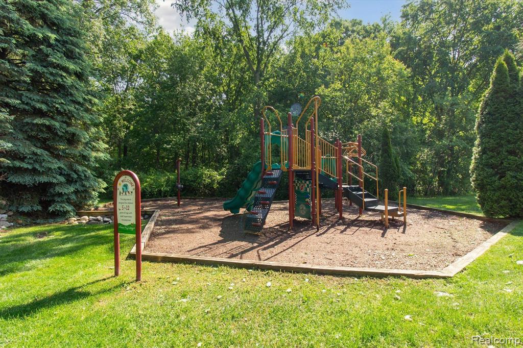 4174 BERKSHIRE Drive, Sterling Heights, MI 48314 — Photo 39