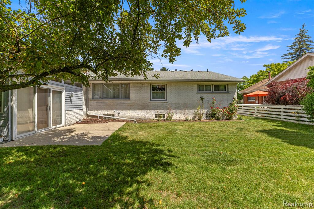 25429 Graceland Circle, Dearborn Heights, MI 48125 — Photo 31