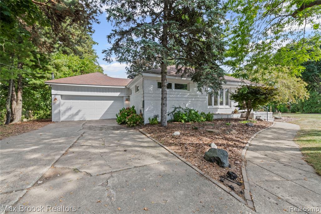 2665 Middlebelt Road, West Bloomfield, MI 48324