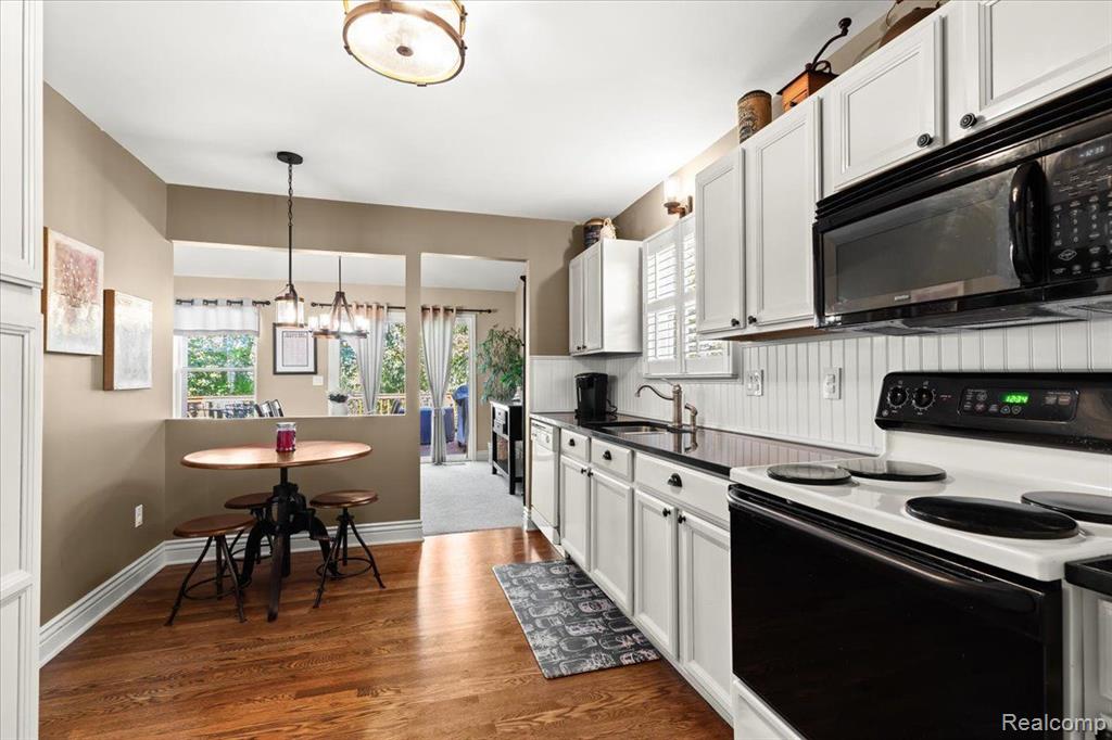 819 WOODHAVEN Drive, Commerce Twp, MI 48390 — Photo 13