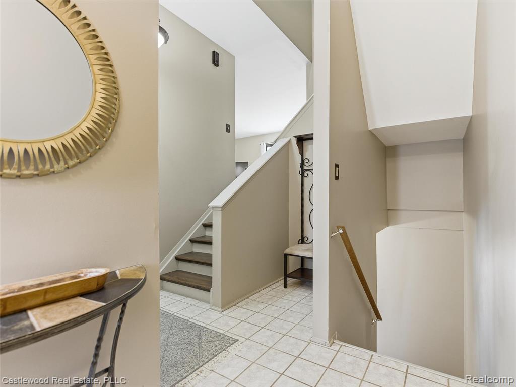 5868 Shore Court, Clarkston, MI — Photo 9
