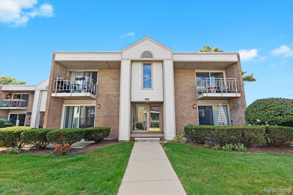 1611 Cass Lake Road, D, Keego Harbor, MI 48320 — front exterior