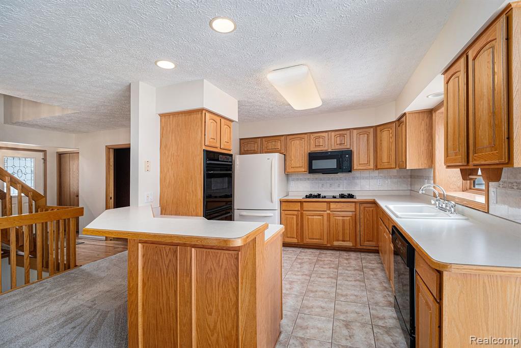 4946 Scenic Pines Court, Clarkston, MI — Photo 4