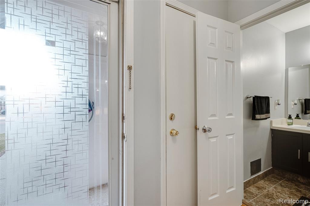7783 Princeton Court, 56, Westland, MI — Photo 10