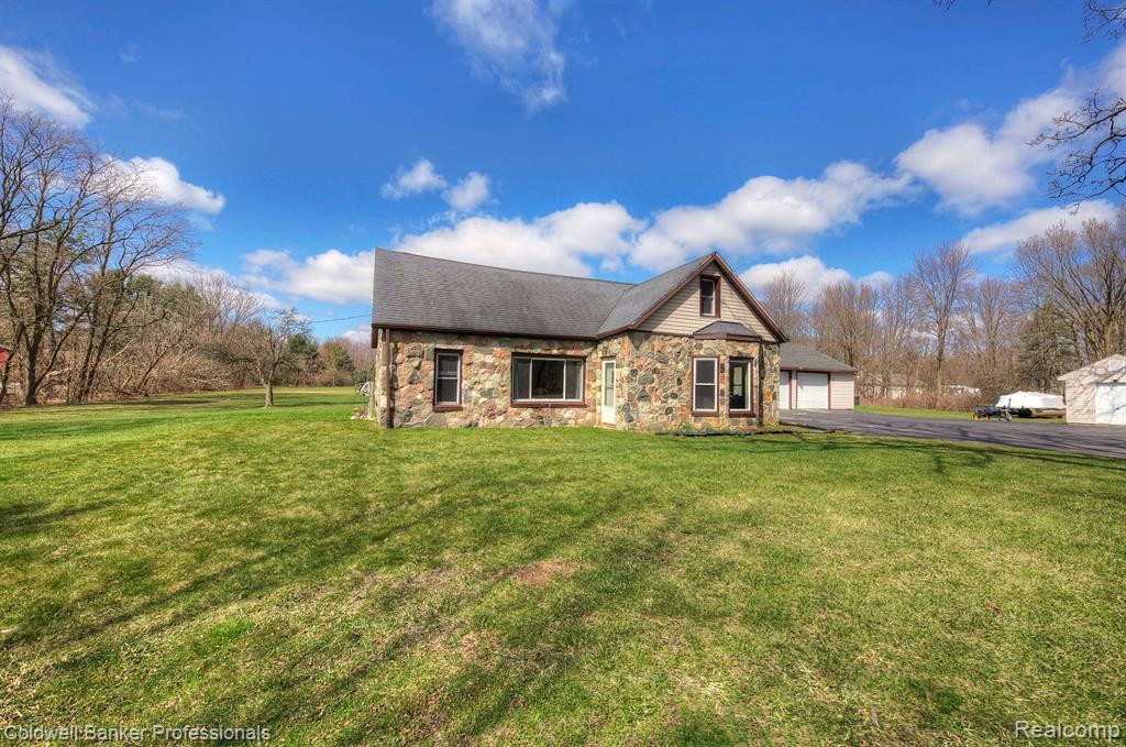 8195 HICKORY RIDGE Road, Holly, MI 48442 — front exterior