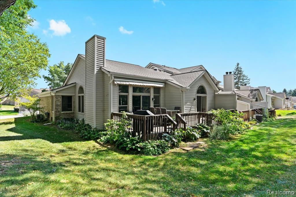 657 WOODSIDE Drive, Milford, MI 48381 — Photo 35