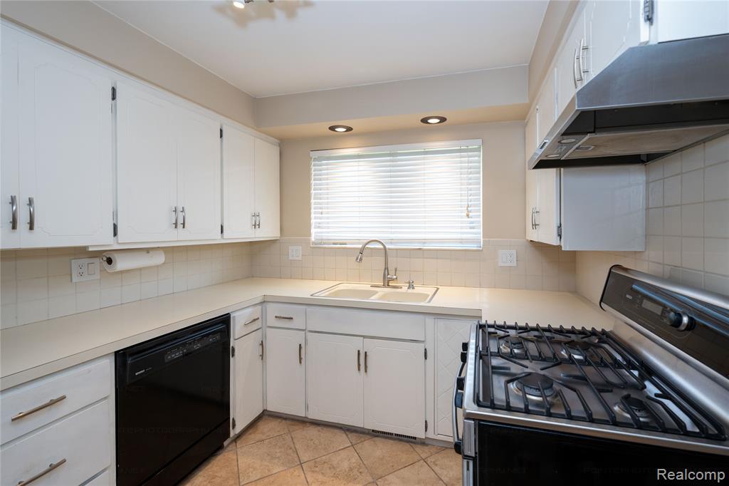 956 Blairmoor Court, Grosse Pointe Woods, MI 48236 — Photo 10