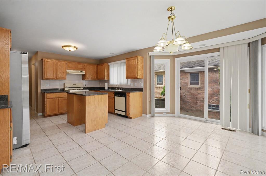 47985 Fox Chase Court, Shelby Twp, MI 48315 — Photo 9