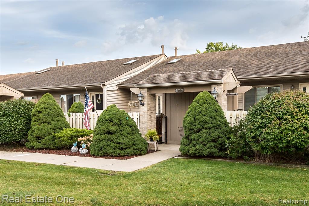 62511 RALEIGH Court, 5, South Lyon, MI 48178 — Photo 2