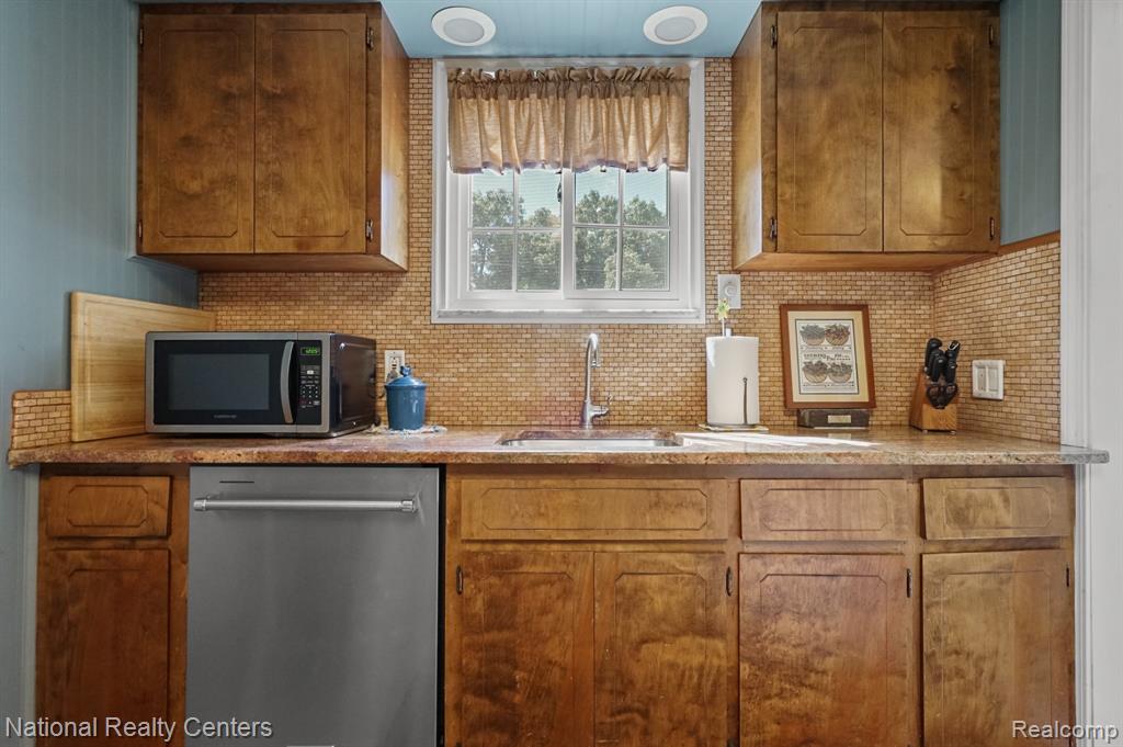 8428 Cascade Street, Commerce Twp, MI 48382 — Photo 7