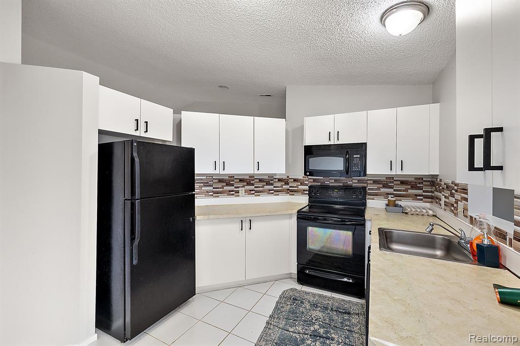 6660 RIDGEFIELD Circle, Unit #204, West Bloomfield, MI — Photo 11