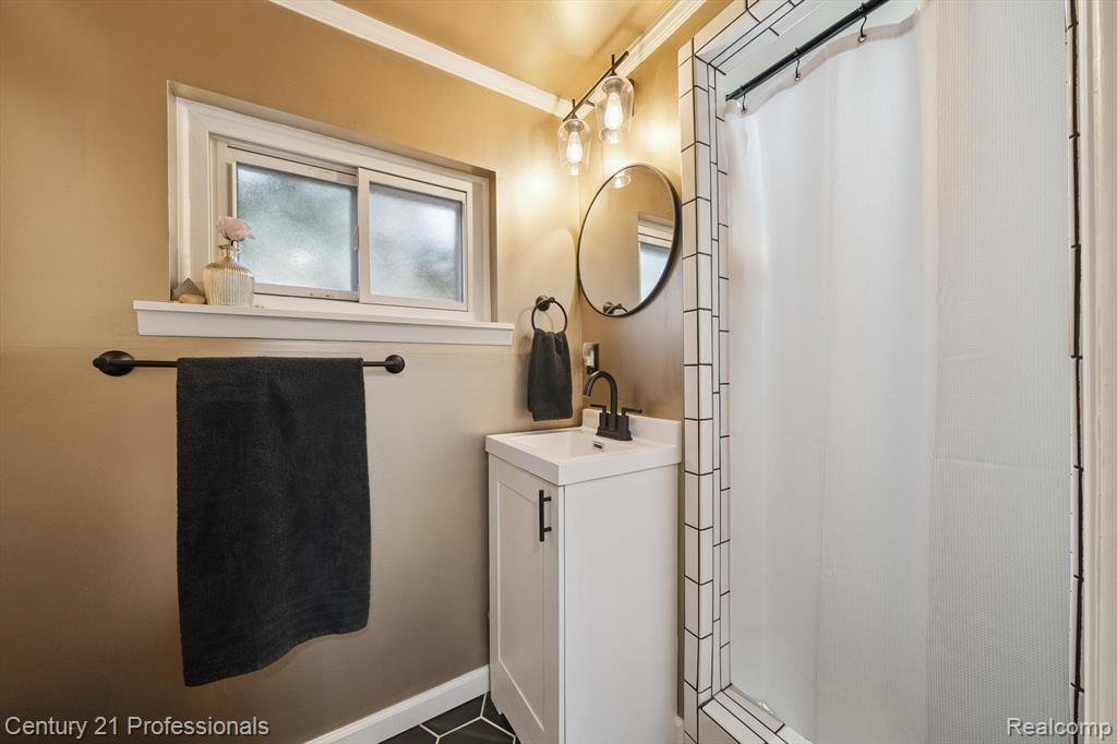 9024 Hubbard Street, Livonia, MI 48150 — Photo 32