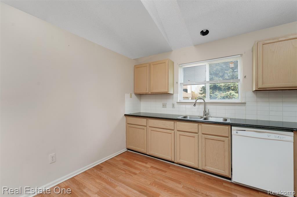 4721 Carrington Drive, Rochester, MI 48306 — Photo 11